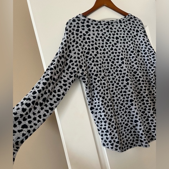 Philosophy Gray with Black Heart Design Long Sleeve Top Women’s Size Medium - Picture 7 of 13